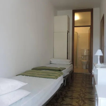 Family Steps From Pluto Апартаменти *