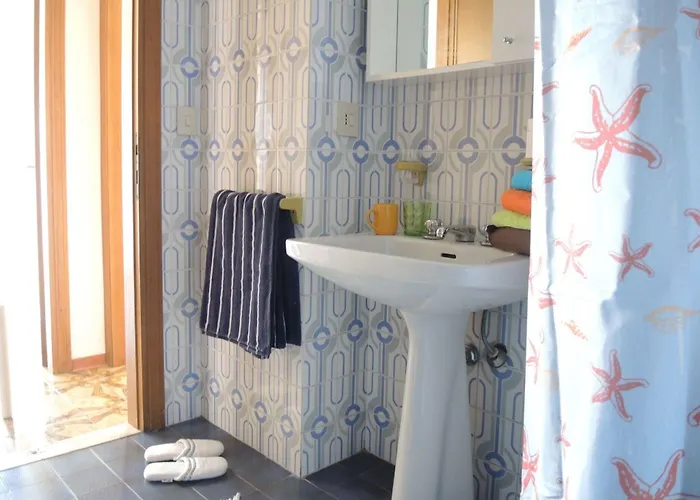 Family Steps From Pluto Апартаменти